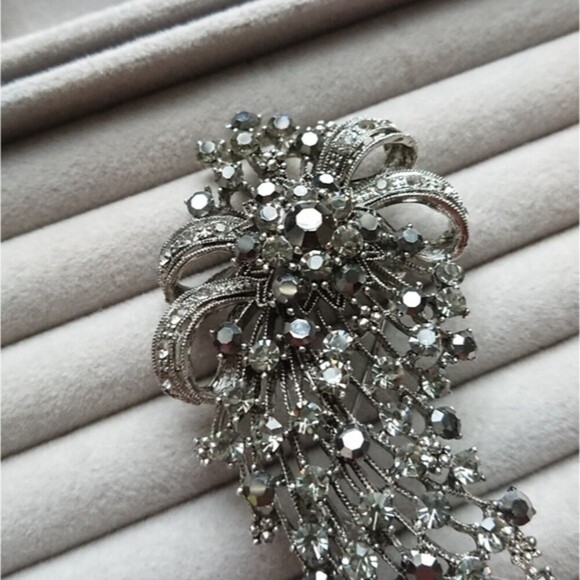 Rhinestone Sparkle Silver/black Brooch Starburst bow - Picture 4 of 7